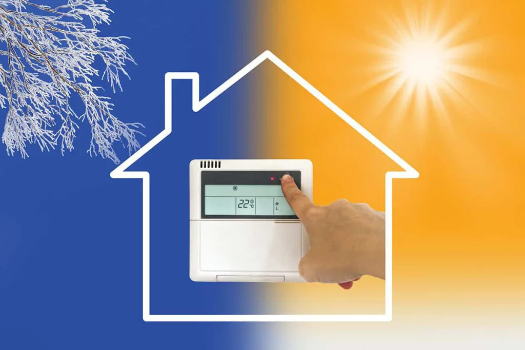 Hvit husillustrasjon med en digital termostat inni; venstre side blå med snø, høyre side oransje med sol, og en hånd peker på displayet som viser 22°C.